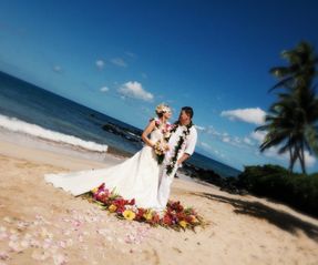HA_Hochzeitsplaner_Muenchen_Hochzeit_Hawaii_Brautpaar_Blumentrauring_e