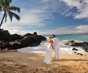 Hawai_Hochzeit_Brautpaar_am_Strand_Kuss