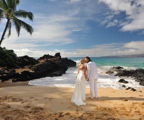 Hawai_Hochzeit_Brautpaar_am_Strand_Kuss