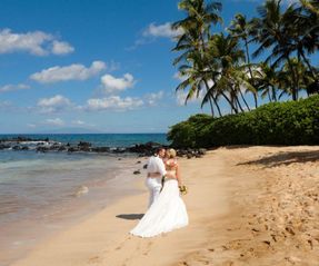 Hawai_Hochzeit_Brautpaar_am_Strand_Meer