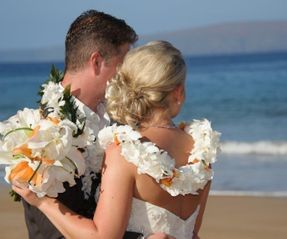 Hawai_Hochzeit_Brautpaar_am_Strand_mit_Blumenschmuck_edited1